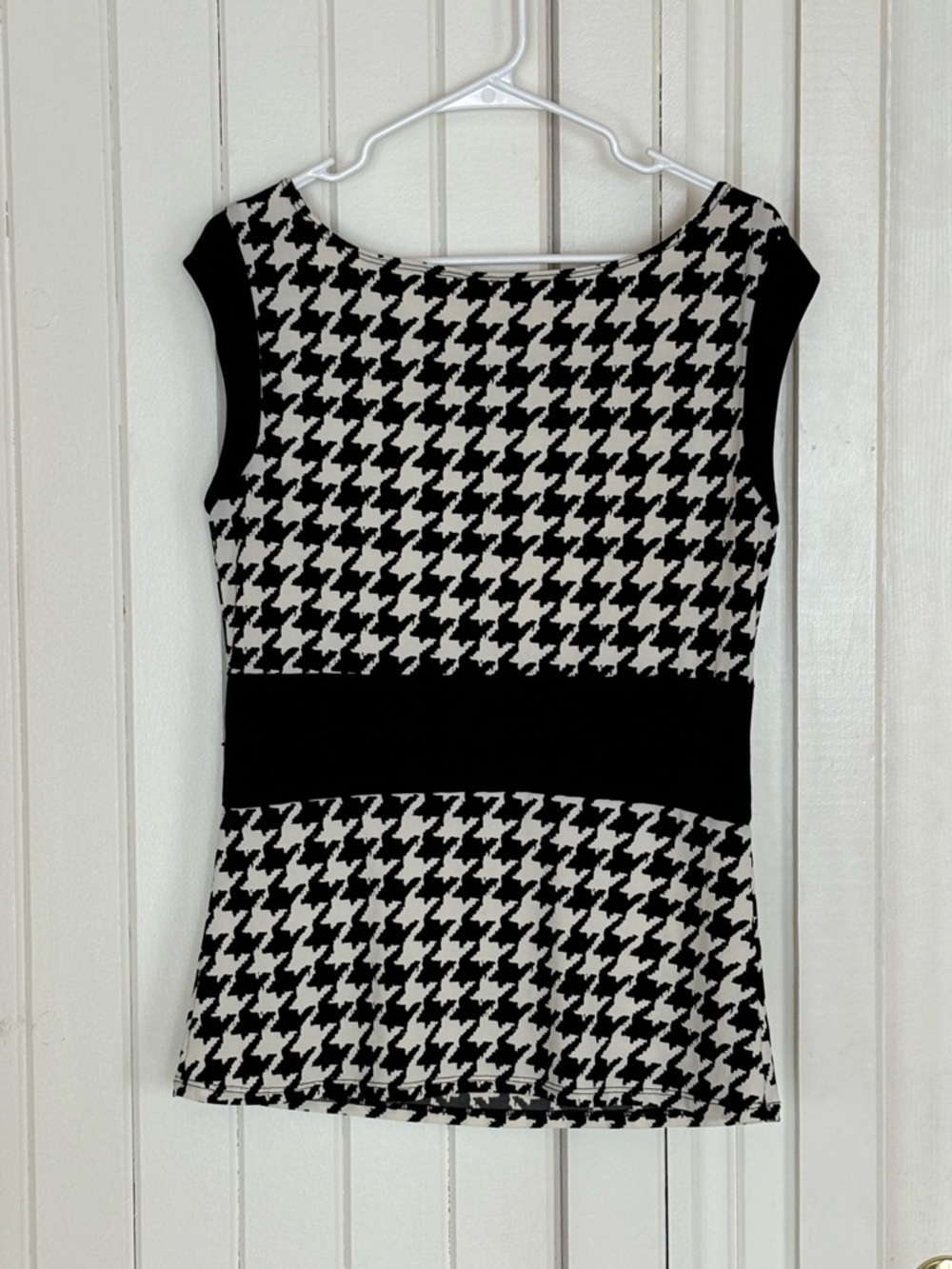 le chateau Black and White Houndstooth Sleeveless Tank